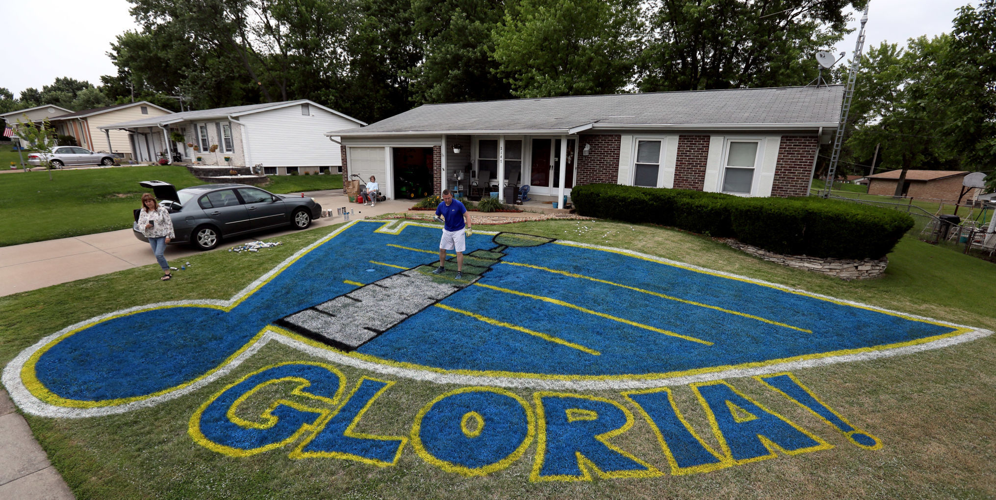St. Louis Blues fans with logo painted on yards adds Stanley Cup